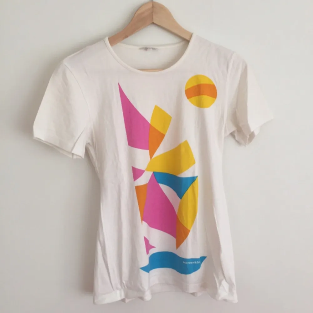 Marimekko t-shirt med tryck. T-shirts.
