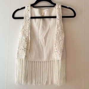  - Väst med knäppning från hm