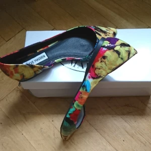  - Söta ballerinaskor, storlek 37 men som 36. Aldrig använda 