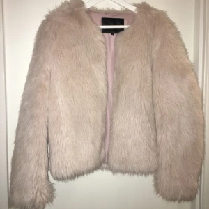  - Skitsnygg fuskpäls jacka från märket mbymn! Har kostat ca 1400kr och har endast använt den 3 gånger så jackan är så gott som ny!