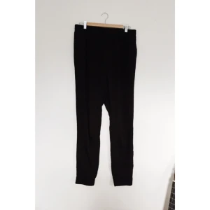  - Mjuka sköna byxor från Monki, snöre i midjan. Fint skick!