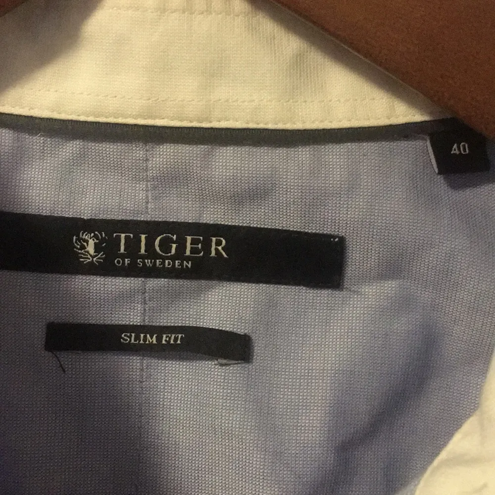 Herrskjorta från Tiger, självklart äkta. I ljusblått tyg med vita ärmslut och krage. I fint skick, nypris var 899 kr.. Skjortor.