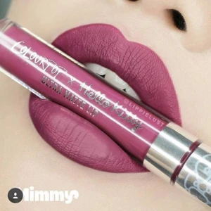  - Endast swatchad (på arm)  för bild, oanvänt matt läppstift från Colourpop från deras Limited Edition kollektion med Hello Kitty i färgen Mimmy (visad på bild). Färgen är en smoky mauve som är väldigt populär. Fri frakt!