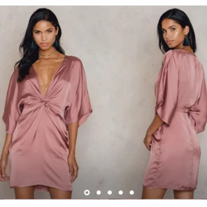  - Vacker klänning köpt på NA-KD i 100% viskos. Ej använd/prislapp kvar (beställde två storlekar av samma och valde den andra) följer med en underklänning. 