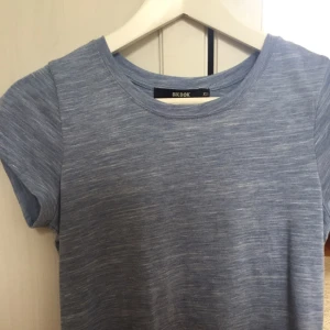  - Ljusblå t-shirt. Plus frakt. Betalning sker via swish.