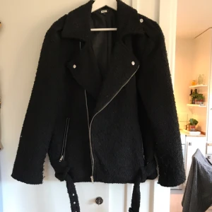  - Bikerjacka från bik bok. Möts upp i Sthlm eller fraktar mot fraktkostnad. 