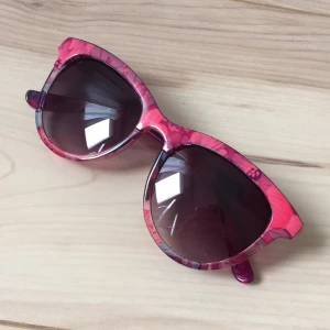  - Härliga, blommiga solglasögon! Superfint skick, inga skador eller repor.