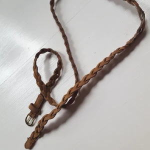  - Flätat, matt, smalt skärp. Bild 2 visar ett litet skönhetsfel, där flätan inte är lika "tight" som i övrigt. skärpet har vintagefeeling. Priset är inklusive frakt💃