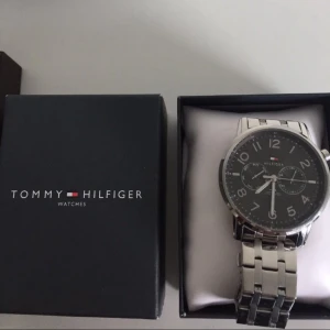  - Tommy hilfiger silver herrklocka, 