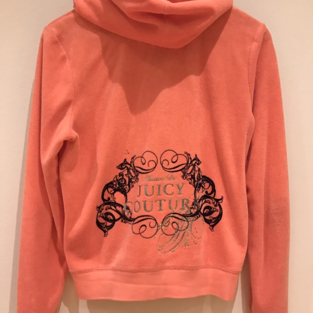 Orange Juicy Couture-set (äkta), inköpspris ca 2500kr. Byxorna är knappt använda, tröjan är mer använd men i väldigt bra skick! Storleken är L men de är små i storleken så jag skulle säga att de även passar en M om man inte vill ha den så tight.. Övrigt.