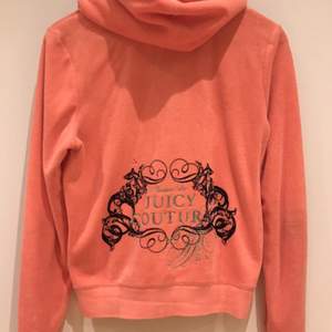 Orange Juicy Couture-set (äkta), inköpspris ca 2500kr. Byxorna är knappt använda, tröjan är mer använd men i väldigt bra skick! Storleken är L men de är små i storleken så jag skulle säga att de även passar en M om man inte vill ha den så tight.