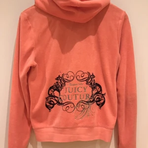  - Orange Juicy Couture-set (äkta), inköpspris ca 2500kr. Byxorna är knappt använda, tröjan är mer använd men i väldigt bra skick! Storleken är L men de är små i storleken så jag skulle säga att de även passar en M om man inte vill ha den så tight.