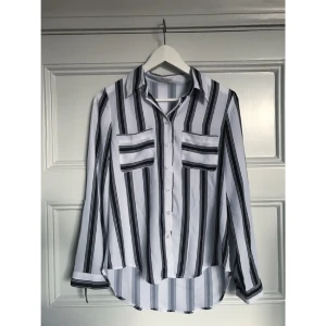  - Snygg randig skjorta köpt på Sheinside. Köparen står för frakten och betalning sker via swish.