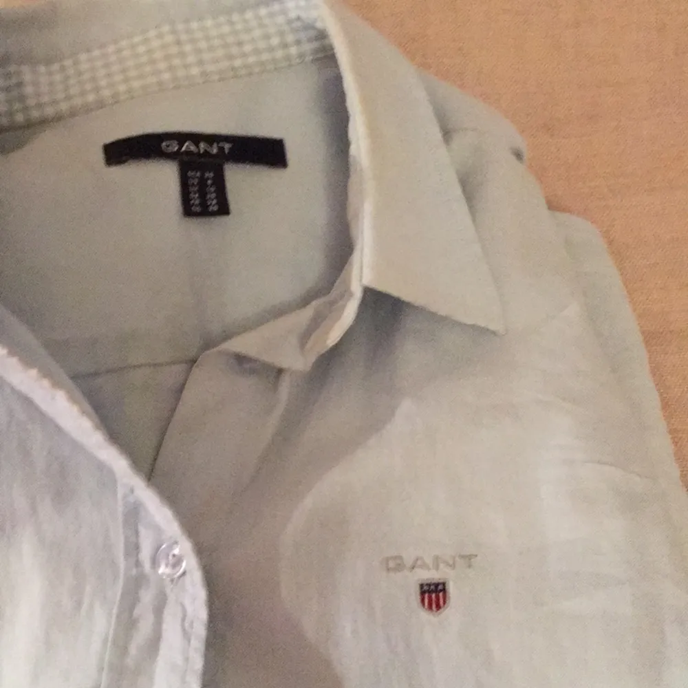 Två fina och nästan oanvända skjortor från Gant. 250 kr för en skjorta. Båda är i storleken 36😊 Hör av dig om en noggrannare beskrivning önskas!. Skjortor.