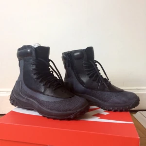  - WMNS NIKE ZOOM KYNSI JCRD WP  Detta är en supersko med en massvis av funktioner. Det är en perfekt höst och vinter sko som är helt vattentät, har en rejäl sula, är varma och stabila med läderdetaljer och har reflexer på baksidan. De fungerar utmärkt i alla element, som stadssko eller vandringsskor.  De når upp mot anklarna och har både snörning och en dragkedja på insidan.   Jag säljer dessa pga fel storlek, så de är endast provade och aldrig använda! De har ett nypris på 2299kr.  Skorna är i storleken eur: 35,5 , us: 5  och i färgen black metallic hematite  Skon finns i Stockholm och jag möter helst upp köparen, om någon önskar frakt så står köparen för detta. Betalas via swish. 