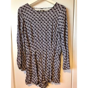  - Mönstrad jumpsuit från Zara. Dragkedja bak och djup rygg. Pris exklusive frakt. 