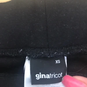  - Utsvängda byxor från Gina tricot ganska korta i modellen