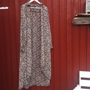  - Kimono/klänning med knappar fram.  Köparen står för frakt, ca 20kr.