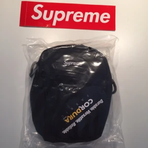  - Small black Supreme shoulder Bag
