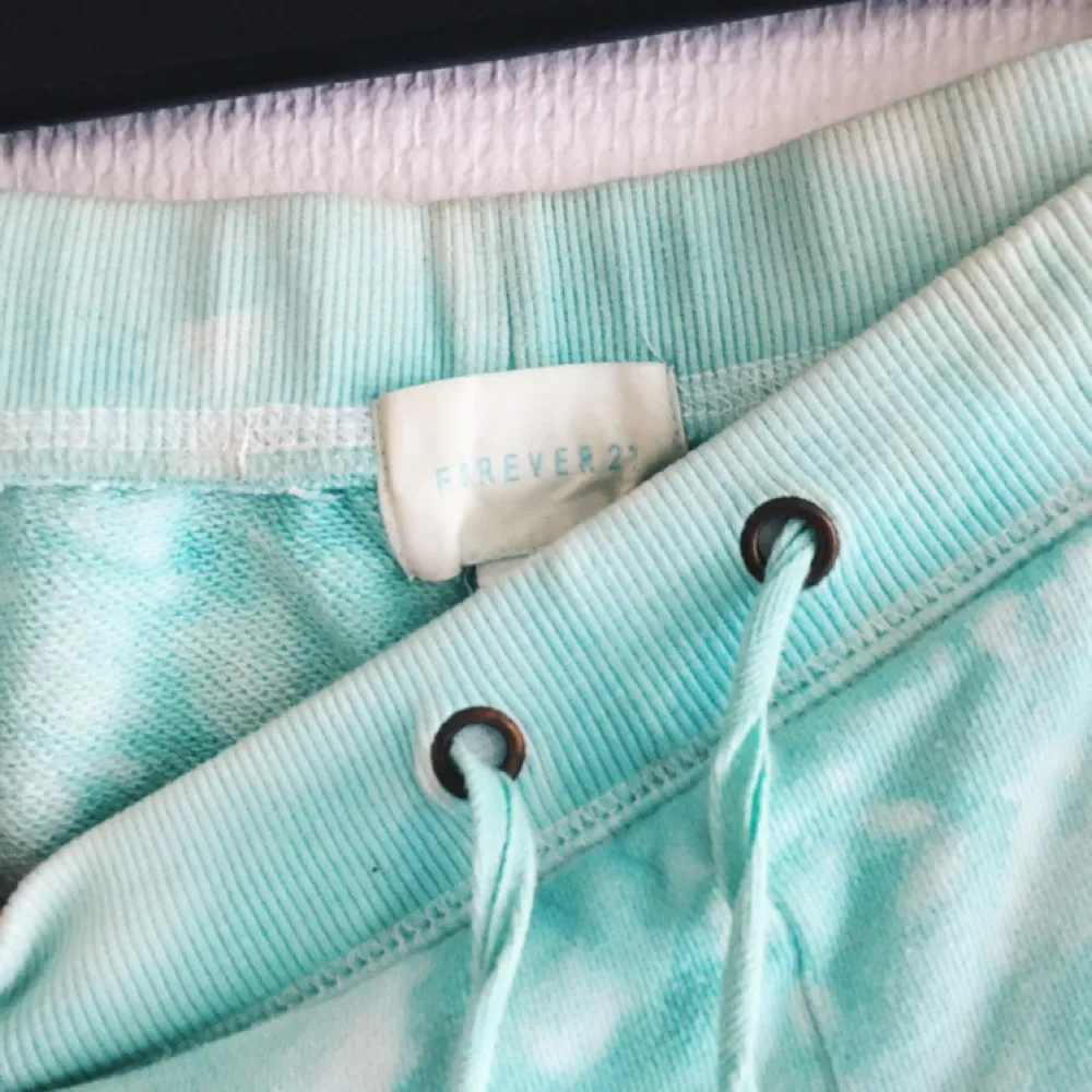 Mint/vitmelerade mjukisshorts från Forever21. Möts upp i norrort eller centrala Stockholm eller fraktar mot betalning 🕊. Shorts.