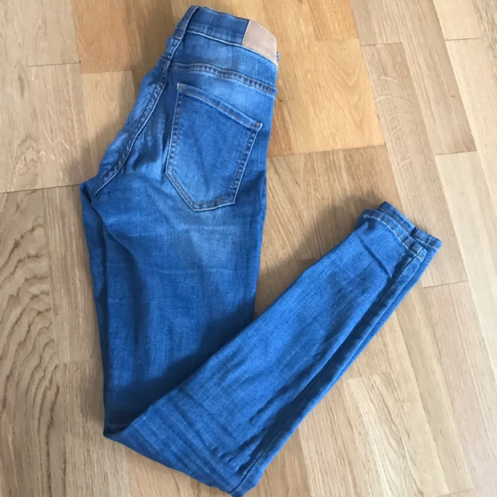 Väldigt stretchiga Alex jeans så nån som har s eller XS kan också ha dom liksom L . Jeans & Byxor.