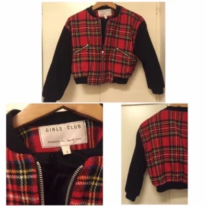  - Snygg mönstrad jacka/bomberjacka i stl S, seconhand. Fint skick.  Köpare står för ev fraktkostnad. Kan även hämtas upp i Göteborg.