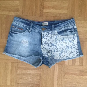  - Snygga och knappt använda, säljs billigt pga flytt