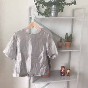  - Silvrig blus från H&M i strl 34. Något skrynklig på bilden men är i fint skick! 🐰