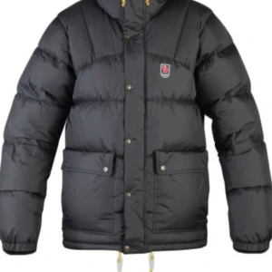 Fjällräven  vinterjacka  - Helt ny använd 1-3 gånger , den är varm du kan även  ha lätta kläder under utqn o frysa 