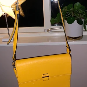 Väska - Snygg senapsgul väska! Går att kapa av och att förlänga! Pris 80 kr + frakt🤍