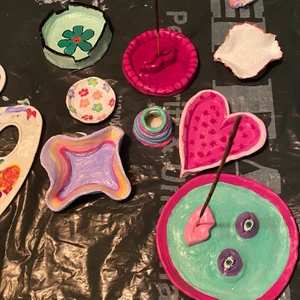 Trendiga skålar, rökelsehållare mm - Perfekta julklappen!!!! Vi har börjat tillverka dessa skålar/askkoppar/ rökelsehållare! Dessa är de vi gjort hittills och planerar att göra fler. Om ni önskar något särskilt kan man skicka in inspo bilder💕 Pris och ett inlägg för varje pryl finns uppe NU, missa inte!Likea gärna detta inlägg om du är intresserad av att köpa! ❤️🌹💕 #plickgift