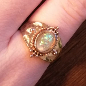 Söt ring - Trendig ring i guld med en skimrande sten som skiftar i färg😊 fri frakt! 