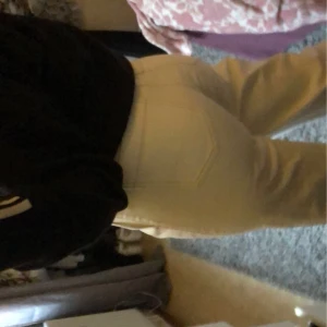 Vita jeans - As snygga jeans i storlek 42 men sitter exakt som storlek 38. Byxorna är aldrig använda då dom är för små i midjan. Älskar att det är stora fickor både fram och bak! 
