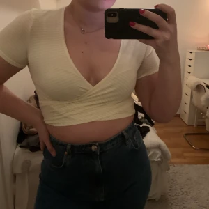 Topp från bikbok - En gulvitrandig top från bikbok, aldrig använd. Strl M