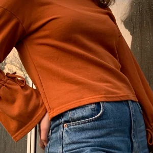 Fin sweatshirt - Fin orange sweatshirt med vida armar, den är från shein så inte jättebra material men tycker den sitter fint. Storlek M tror jag men det står inget på den💗 Frakt runt 45 kronor, skriv för mer info!