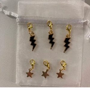 Berlocker  - Berlocker ✨ Min lilla hobby har ökat och jag har tyvärr inte plats för dessa fina berlocker till mig själv.  De flesta är nickelfria! Så jag tänkte sälja de för en 10:-a styck, frakt tillkommer på 11:- . . Köp fler så bjuder jag på frakten 💗 De är även avspritade innan leverans 🥰 Obs det finns fler av alla! Jag har endast lagt upp några enstaka på bilderna för att visa! Pistol, snäcka,stjärna och nyckel.   Edit : guld blixtarna är slutsålda !resten finns kvar 