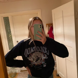 Snygg vintage sweatshirt  - Säljer denna extremt snygga oversize retro sweatshirt! Använd en gång och väldigt skön!! Köpt i London! Köparens tår för frakten! Buda o kontakta mig för fler bilder!!