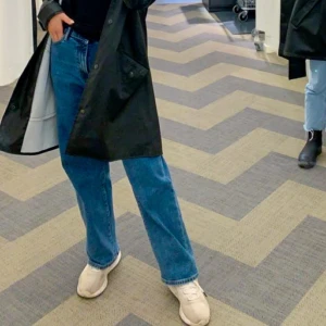 Mörkblå jeans från lindex - Säljer mina jeans som jag köpte på lindex som är SÅ sköna och stretchiga! 🤩🤩 Verkligen helt felfria och de köptes för inte alls längesen, däremot har de nu blivit för stora! De är storlek 38 men skulle mer säga 36, de passar mig som är en 32/34 liiite oversized ☺️ 