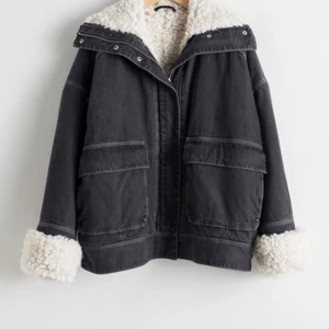 Other Stories jacka - Jag köpte denna jackan förra vintern, helt slutsåld på hemsidan! Supersnygg och varm💕 den är i super fint skick! Nypris runt 1500kr.