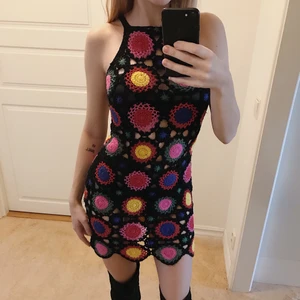 Söt virkad klänning  - Söt virkad klänning från Hm’s kollektion coachella. Storlek 34. Som ny, bara använd en gång. 