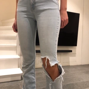 Gina trikot - Säljer ett par as snygga utsvängda jeans med hål i vänstra knät! Verkligen så snygga och passar till allt plus att de är jätte trendiga!! Hålet har jag klippt själv på ett par slutsålda jeans från Gina!!