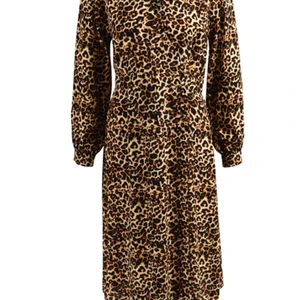 LEO KLÄNNING VISUAL CLOTHING PROJECT - Fint skick endast använd fåtal gånger. I storlek XS. Omlottklänning med v-ringad hals. Från märket Visual Clothing Project. Köpt på MQ. Medellång klänning, över knäna på mig som är 162cm. Kan skickas mot fraktkostnad.