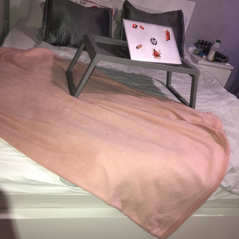 Jag säljer min säng som jag har haft i 4 månader men måste tyvärr sälja den eftersom den är för stor för mitt lilla rum. Jag köpte den för 3800 och säljer den för 3000kr kan diskutera priset. Sängen är i mycket bra skicka och har inga skador. Den är 160x200. . Övrigt.