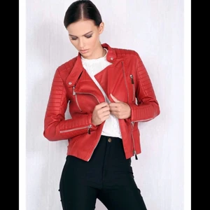 Skinnjacka - Kollar intresset på min röda skinnjacka från chiquell. Den är använd några enstaka gånger. Tänker mig 500.