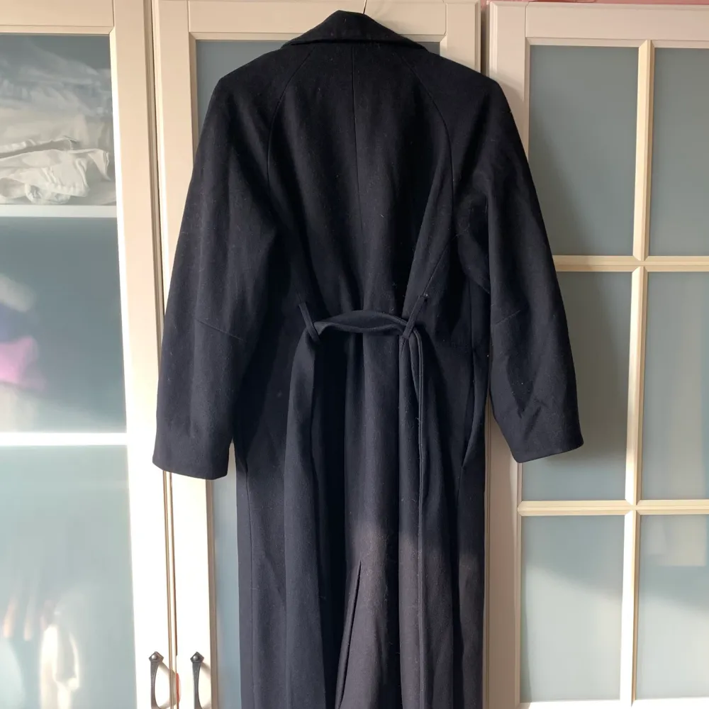 Svart Vivi Coat från weekday! På mig som är 163 cm så går kappan ner till vaderna ungefär. Storlek xs men passar en s också då den är något oversize. Använd i ca 3 år. 60% ull så den funkar i höst och tidig höst. Nypris ca 1200kr. Något nopprig men inget man inte rulla bort! Pris kan diskuteras :) . Jackor.