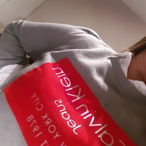 CALVIN KLEIN CREWNECK - Säljer denna snygga CK collegetröjan med velvet detaljer i mitten💖💖 passar perfekt nu till vinter, eftersom den har mjuk insida. Är i strl XL, start pris 285kr + frakt (pris kan diskuteras) knappt använd *princip nyskick* !!!, hör av er om eventuella frågor 💖