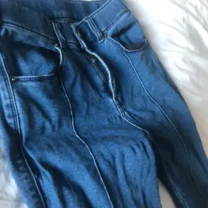 Snygga dr denim jeans med detaljer frampå. Passar både xs och s jag är 160cm lång passar mig bra i längden