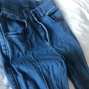 Dr denim jeans med detaljer S  - Snygga dr denim jeans med detaljer frampå. Passar både xs och s jag är 160cm lång passar mig bra i längden
