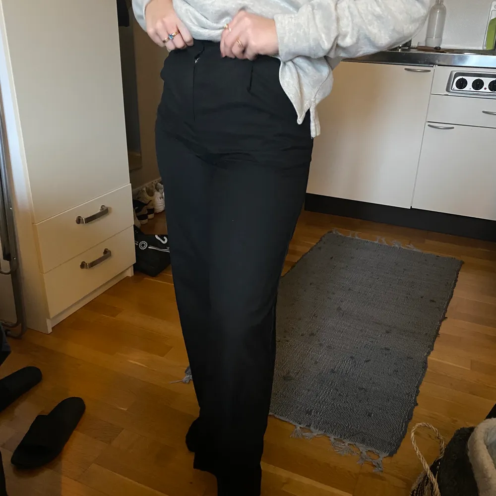 Svarta kostymbyxor från monki som är så fina!!! Säljer pga att de är för korta för mig. Är i normal längd men jag behöver tyvärr x- long. Jeans & Byxor.