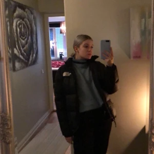 NORTH FACE JACKA - Säljer min svarta north face jacka i storlek XL, den är dock köpt på barnavdelningen så den sitter som en M ungefär. Säljer den för 850kr men om de är flera intresserade blir det budgivning.